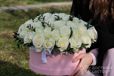 Белые розы в коробке "Беатрис"